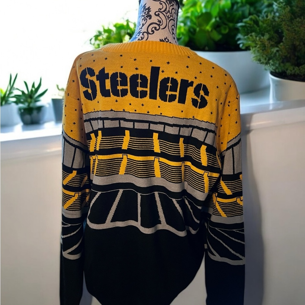 NFL Team Apparel Steelers Yellow and Black Men's Sweater XL Novelty Light Up